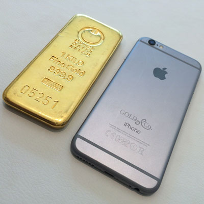 1kg gold bar in size comparison with an iPhone