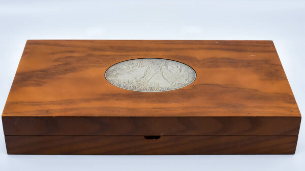 Деревянная коллекционная коробка с серией "По следам наших диких животных".