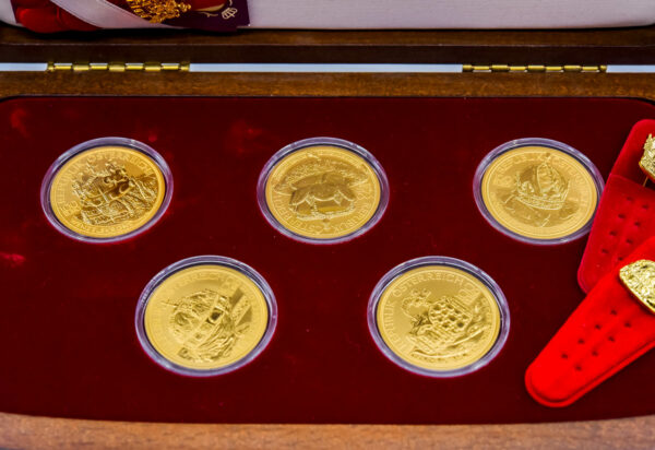 Drevená zberateľská škatuľa vrátane série "Koruny Habsburgovcov"