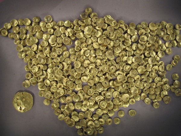 Золотые монеты на сером фоне
